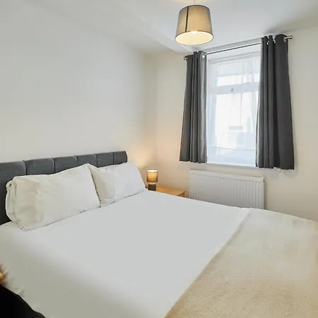 Host & - The Globe Apartment