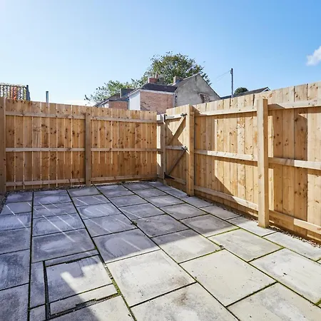 Host & - The Globe *